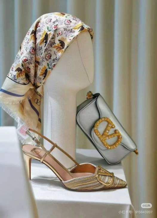 Picture of Valentino Handbags _SKUfw230105391fw